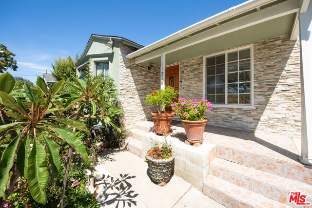 11210 Mcdonald Street, Culver City CA: https://media.crmls.org/mediaz/83a2b364-4d51-4ef4-9235-a04c22fd7514.jpg