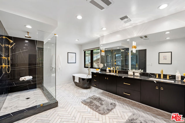 19536 Wells Drive, Tarzana CA: https://media.crmls.org/mediaz/83a4b079-9050-4ad1-8720-dfb32ec5796d.jpg
