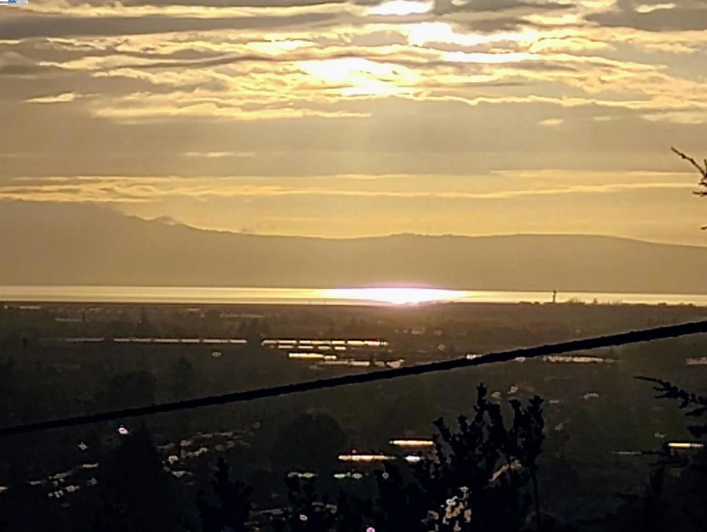 https://media.crmls.org/mediaz/83a50790-34f1-4b0c-9d9c-6b775a4297e9.jpg?preset=X-Large