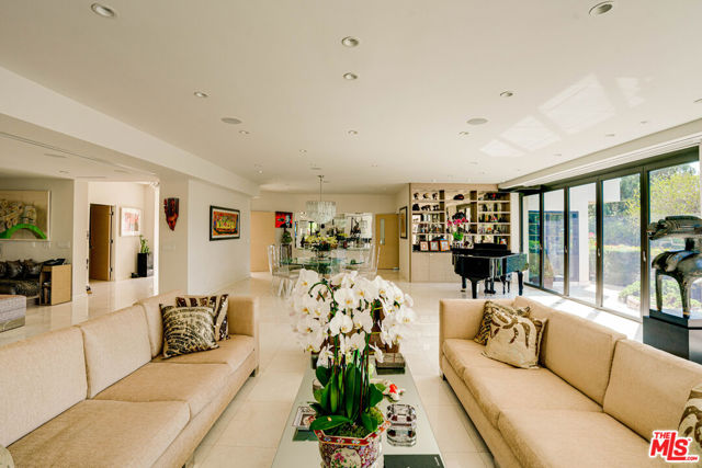 1821 Loma Vista Drive, Beverly Hills CA: https://media.crmls.org/mediaz/83a5cd18-4b05-4cf8-82cf-70c76a92d0f2.jpg