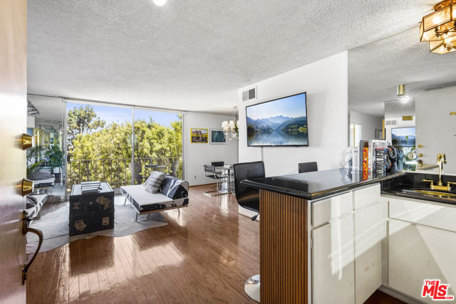 100 S Doheny Drive, Los Angeles CA: https://media.crmls.org/mediaz/83a5d39e-ed3e-4be0-899c-82aed32e7e11.jpg