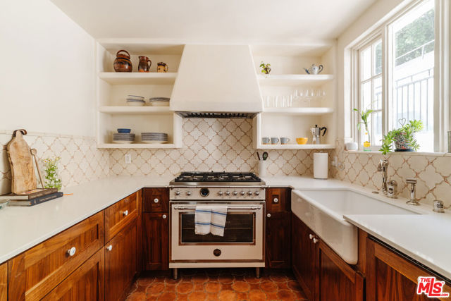 5163 Franklin Avenue, Los Angeles CA: https://media.crmls.org/mediaz/83a66626-4c5e-4c13-bcf3-92780c79f4f4.jpg