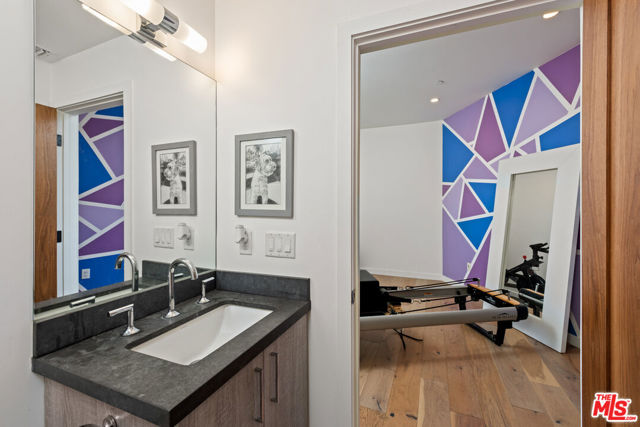 11900 Washington Place, Los Angeles CA: https://media.crmls.org/mediaz/83a761df-ba87-49d8-8933-b45837a64d04.jpg