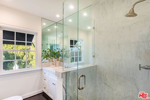 1600 Summitridge Drive, Beverly Hills CA: https://media.crmls.org/mediaz/83a7ee25-1d48-4808-8fed-58ea97f06872.jpg