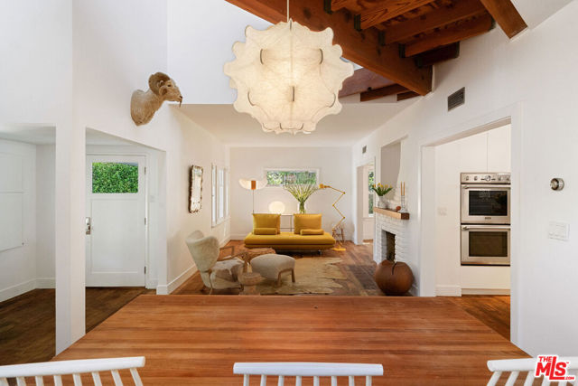 729 Superba Avenue, Venice CA: https://media.crmls.org/mediaz/83a89826-b498-4683-b1d6-7173f2d233b0.jpg