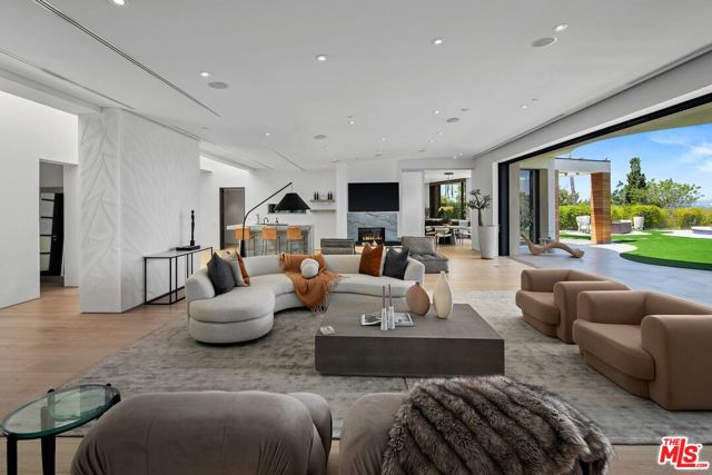 455 Castle Place, Beverly Hills CA: https://media.crmls.org/mediaz/83a90aa5-2e74-42be-bb09-e547424e0ba0.jpg
