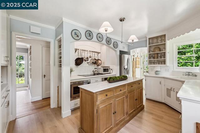 72 Davis Rd, Orinda CA: https://media.crmls.org/mediaz/83a95675-6b1c-4713-87d4-ac2e6a20f303.jpg