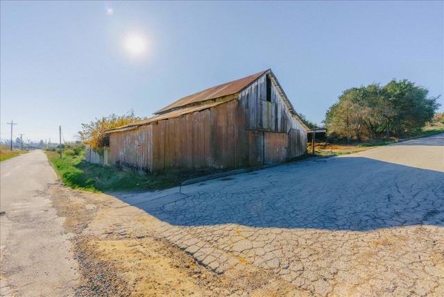 371 Calabasas Road, Watsonville CA: https://media.crmls.org/mediaz/83aa73a9-f5d0-4262-8b3c-03f33152f8ad.jpg