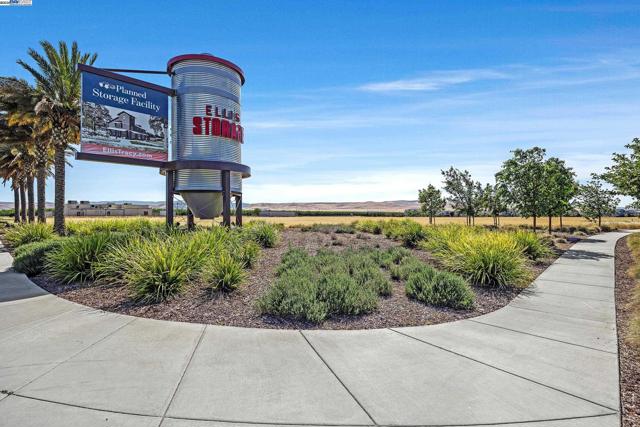 3838 Santa Fe Lane, Tracy CA: https://media.crmls.org/mediaz/83abf401-5273-4b5c-866e-22dcd0a6087c.jpg