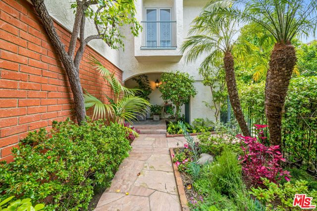 17152 Avenida De Santa Ynez, Pacific Palisades CA: https://media.crmls.org/mediaz/83acfdb2-087e-452c-9e5d-85f6bf6b07b9.jpg