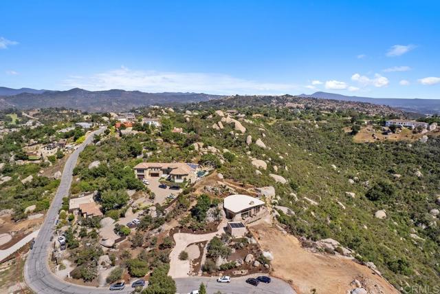 10027 Tall Oak Drive, Escondido CA: https://media.crmls.org/mediaz/83aedc01-8225-4dd2-988f-6945ed600594.jpg