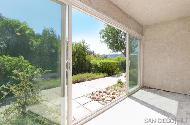 10400 Caminito Cuervo, San Diego CA: https://media.crmls.org/mediaz/83af9f5b-de41-416a-9674-588b39cd3792.jpg