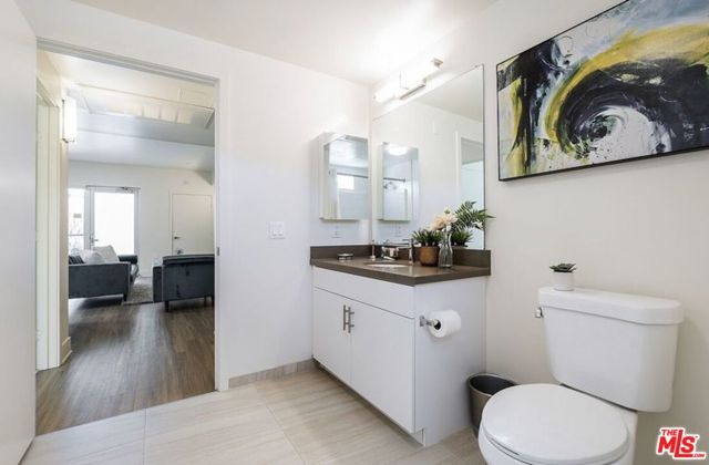 521 W Colorado Street, Glendale CA: https://media.crmls.org/mediaz/83afe611-fd43-4480-808d-99c5187fcff5.jpg