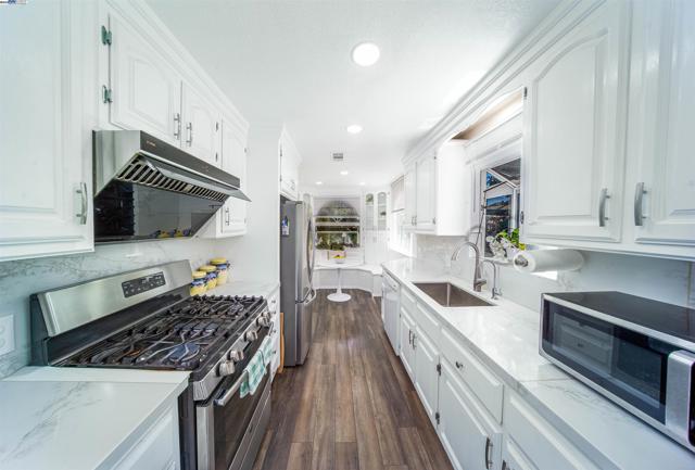 37621 Glenmoor Dr, Fremont CA: https://media.crmls.org/mediaz/83b0c0d6-aaba-44d5-80b5-6a58d9d9ba56.jpg