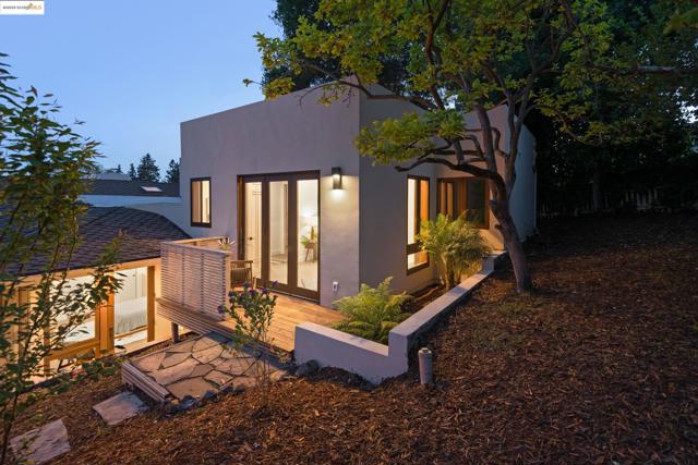 30 Lincolnshire Dr, Oakland CA: https://media.crmls.org/mediaz/83b12c40-e148-468b-9f20-db746b1f983c.jpg