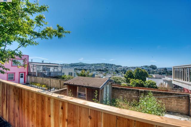 282 Bright St, San Francisco CA: https://media.crmls.org/mediaz/83b39e57-7a6a-470b-85db-67da3be246ab.jpg
