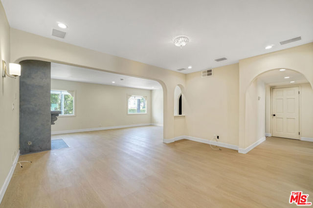 209 N Doheny Drive, Beverly Hills CA: https://media.crmls.org/mediaz/83b40925-ec21-454b-8429-4faebe1d09e0.jpg
