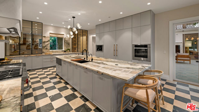 901 N Whittier Drive, Beverly Hills CA: https://media.crmls.org/mediaz/83b42ff2-2641-4f38-bcda-511c8a5dad68.jpg