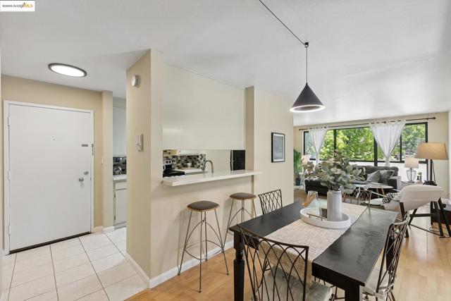 2632 Warring St, Berkeley CA: https://media.crmls.org/mediaz/83b44d14-a91a-47be-96a7-41f347f9792e.jpg