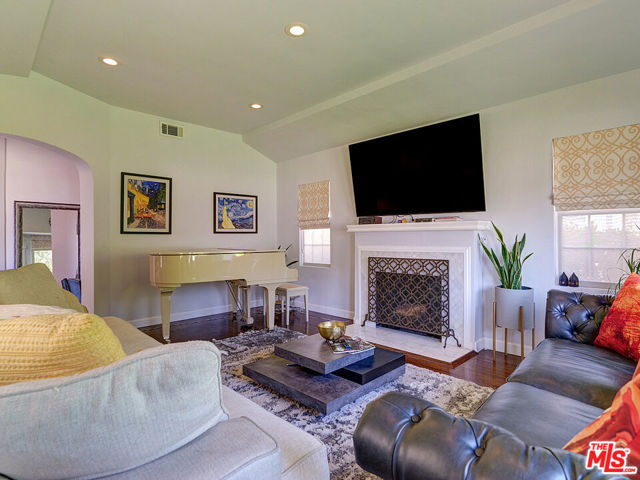 1019 S Rimpau Boulevard, Los Angeles CA: https://media.crmls.org/mediaz/83b532fa-558a-46fe-8b85-4fd0de4105d9.jpg
