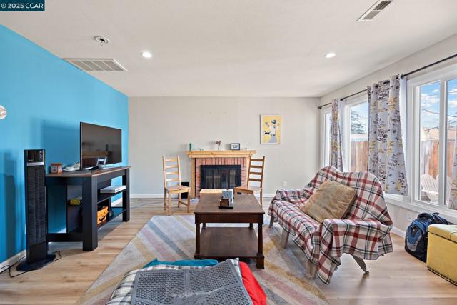 7447 Lockwood St, Oakland CA: https://media.crmls.org/mediaz/83b5b5f3-47c3-4e4b-8caa-3e94659482e9.jpg