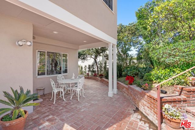 444 Loring Avenue, Los Angeles CA: https://media.crmls.org/mediaz/83b65284-df87-438c-98ff-c632c71dd240.jpg