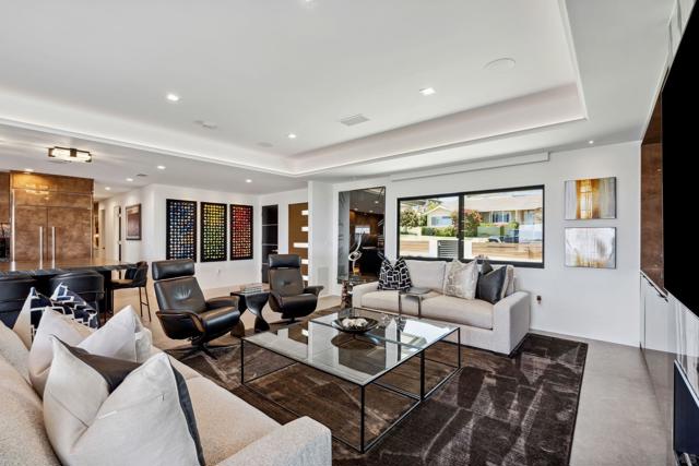 5560 Moonlight Lane, La Jolla CA: https://media.crmls.org/mediaz/83b68e64-3273-4763-a3d9-451e18997562.jpg