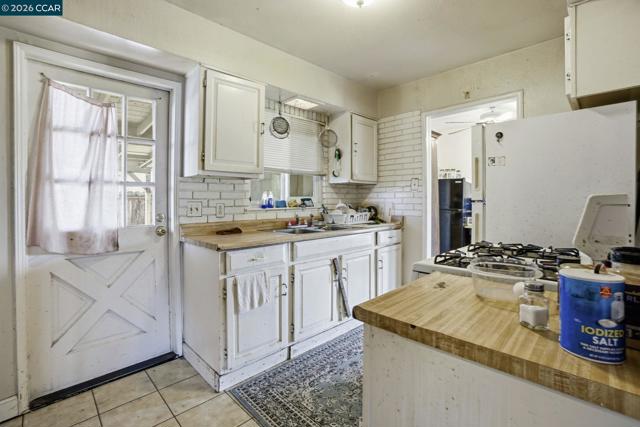 1990 Sunshine Dr, Concord CA: https://media.crmls.org/mediaz/83b74cec-ad3f-4fe9-a651-ecdd1f57190a.jpg