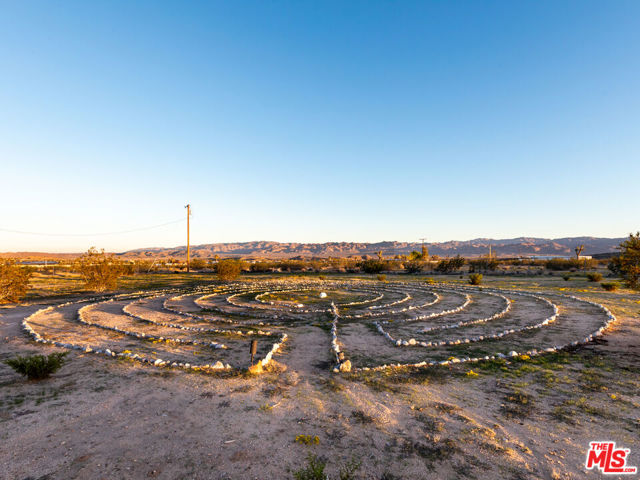 2724 Stonehill Avenue, Joshua Tree CA: https://media.crmls.org/mediaz/83b7df8b-9773-477e-be02-f412ea82b44d.jpg