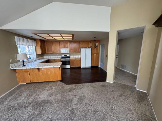 1918 Newcastle Drive, Salinas CA: https://media.crmls.org/mediaz/83b7e70a-f61b-437c-9e7f-70fae52d14e4.jpg