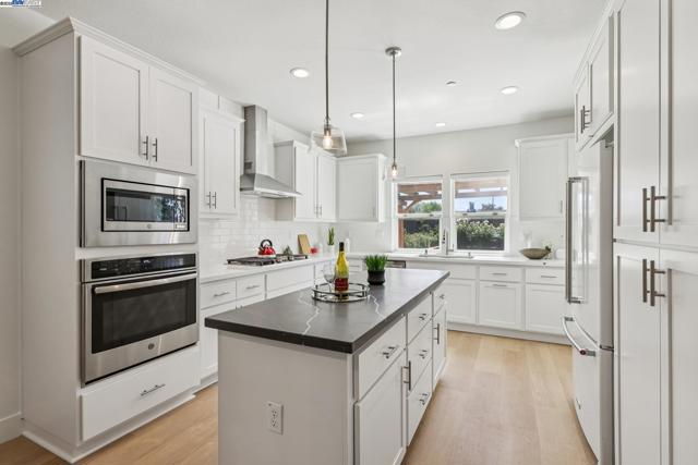 2145 Linden St, Livermore CA: https://media.crmls.org/mediaz/83b7faf5-3c60-445e-a0cb-5ec609dfc379.jpg