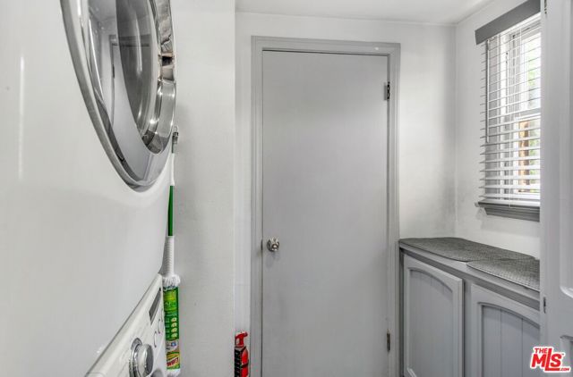 1558 Ellsmere Avenue, Los Angeles CA: https://media.crmls.org/mediaz/83b83152-bbb4-44e7-ade1-8c786af56d4b.jpg