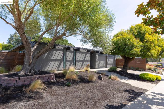 8156 Coach Dr, Oakland CA: https://media.crmls.org/mediaz/83b902ea-4951-4a45-abf5-33c7a3fc3e5a.jpg
