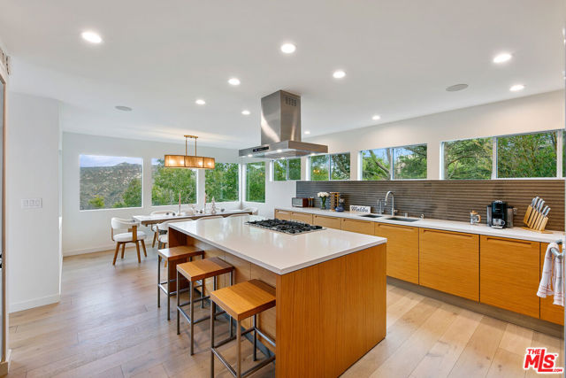 1876 Lookout Road, Malibu CA: https://media.crmls.org/mediaz/83ba35cf-e845-4898-bdd8-56e7fe5079f7.jpg