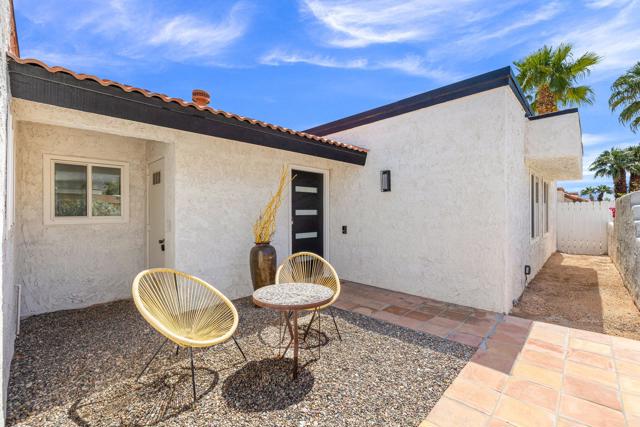 1862 N Nogales Way, Palm Springs CA: https://media.crmls.org/mediaz/83ba6a25-893c-465d-9b2a-433d73286193.jpg
