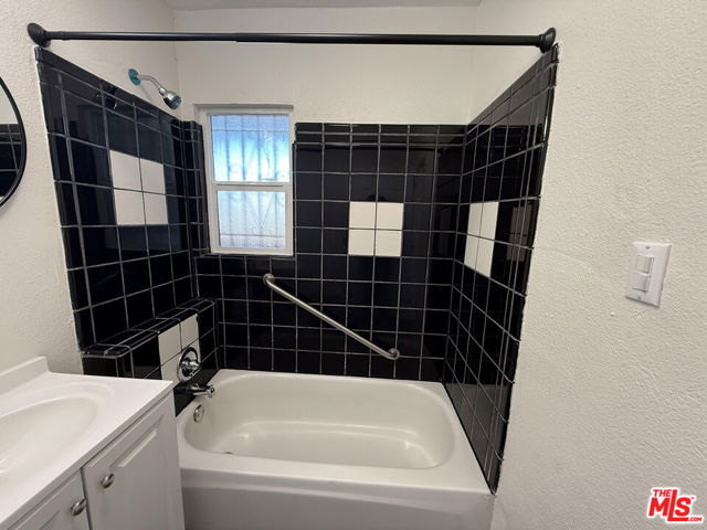 159 E 47th Street, Los Angeles CA: https://media.crmls.org/mediaz/83bc08fe-aafe-446a-90a3-67aa9ba5d6c1.jpg