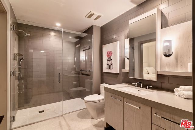 guest bathroom/direct access to den