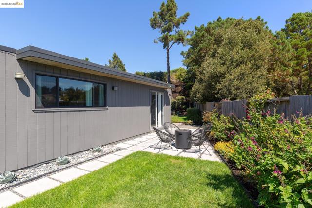 8156 Coach Dr, Oakland CA: https://media.crmls.org/mediaz/83bebec2-e165-4698-823f-9558dc8f593d.jpg