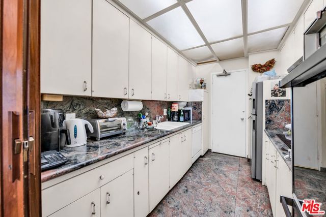 10701 Wilshire Boulevard, Los Angeles CA: https://media.crmls.org/mediaz/83bf2029-6ca3-4cf5-bc75-1a8ebe75ebd8.jpg
