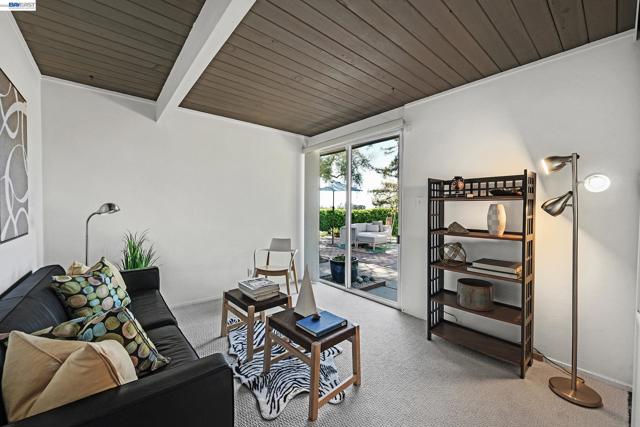 5354 Greenridge Rd, Castro Valley CA: https://media.crmls.org/mediaz/83bfc740-f490-4326-a014-a449ea9094dd.jpg