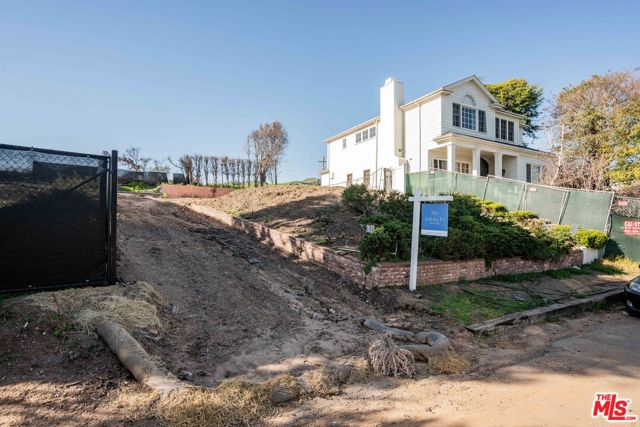 575 N Marquette Street, Pacific Palisades CA: https://media.crmls.org/mediaz/83bff867-7c9f-49c6-abd2-285713886e46.jpg