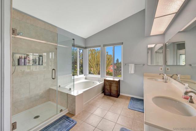 1976 Vineyard Ave, Vista CA: https://media.crmls.org/mediaz/83bffa66-ec89-4d8c-aec4-036d440c9ed6.jpg