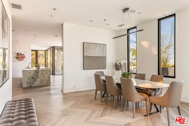 9405 Sierra Mar Place, Los Angeles CA: https://media.crmls.org/mediaz/83c0bf9a-6677-4162-af53-3aaa59d62aa0.jpg