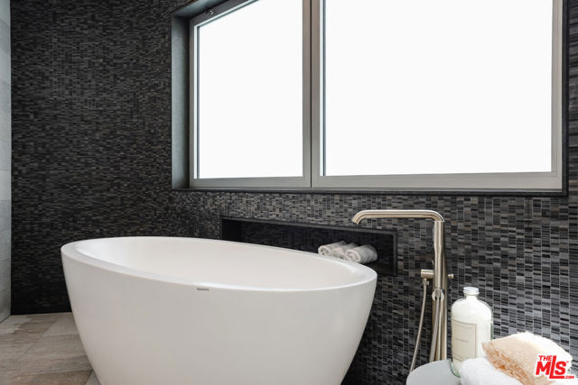 532 6th Street, Manhattan Beach CA: https://media.crmls.org/mediaz/83c13173-62ad-40f2-acea-78df32e0e0d9.jpg