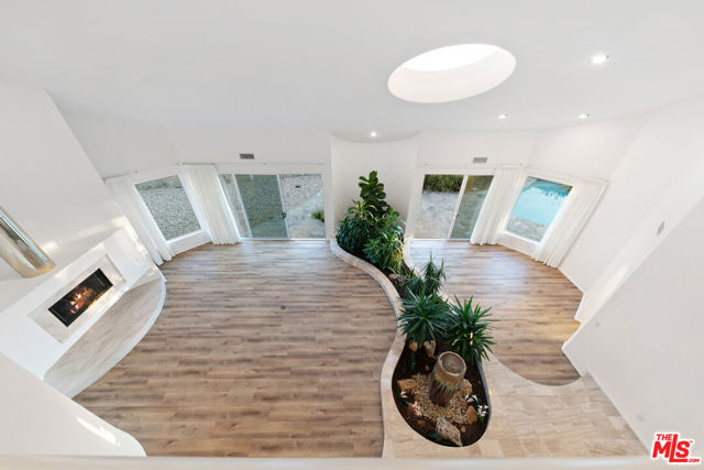 32215 Pacific Coast Highway, Malibu CA: https://media.crmls.org/mediaz/83c1cad8-f6a9-4b51-9221-5fc1743b056c.jpg