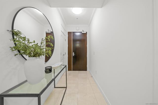 550 Front St, San Diego CA: https://media.crmls.org/mediaz/83c4491b-9f55-4079-b9f4-09a82e727984.jpg