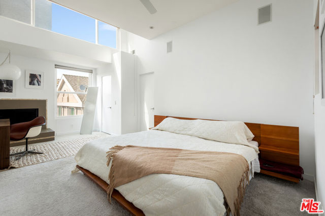 2408 34th Street, Santa Monica CA: https://media.crmls.org/mediaz/83c56a70-6f35-409e-adbe-2b3158ffbd3f.jpg