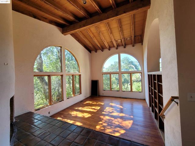 40 Hilldale Ct, Orinda CA: https://media.crmls.org/mediaz/83c57e88-bff0-4495-8d99-f0ab976406e3.jpg