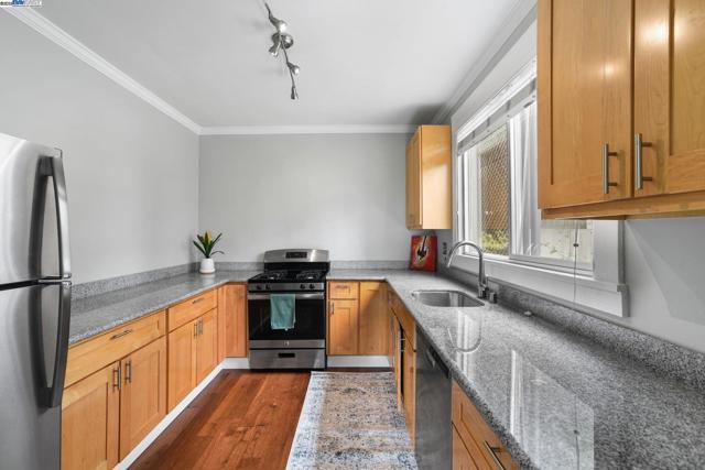 1925 Leavenworth St, San Francisco CA: https://media.crmls.org/mediaz/83c73401-1c12-45b3-a12b-fba404e7b07d.jpg