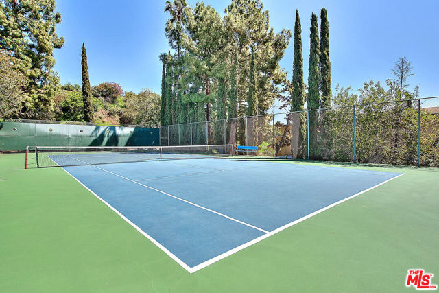 6752 Hillpark Drive, Los Angeles CA: https://media.crmls.org/mediaz/83c74297-9e21-491b-b0bd-28064ec3a35d.jpg